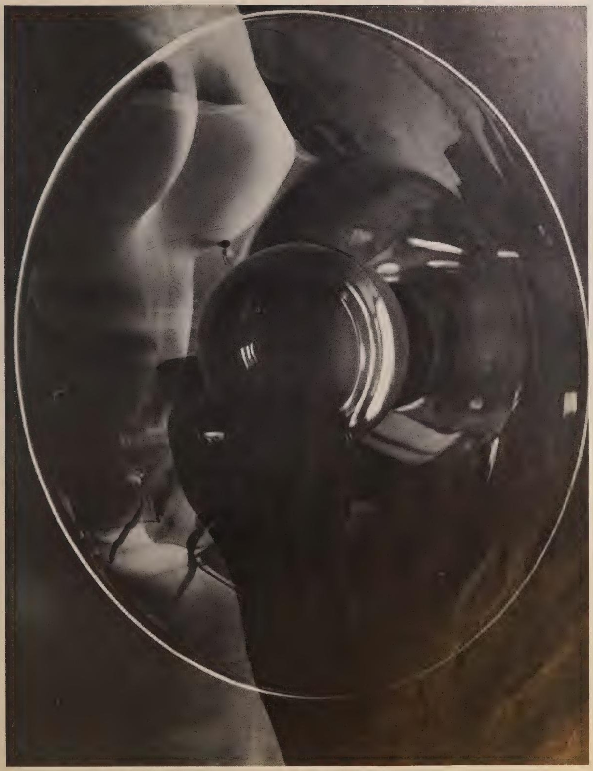 Reflets et volumes de verre, photographie de Man Ray publiée en 1934