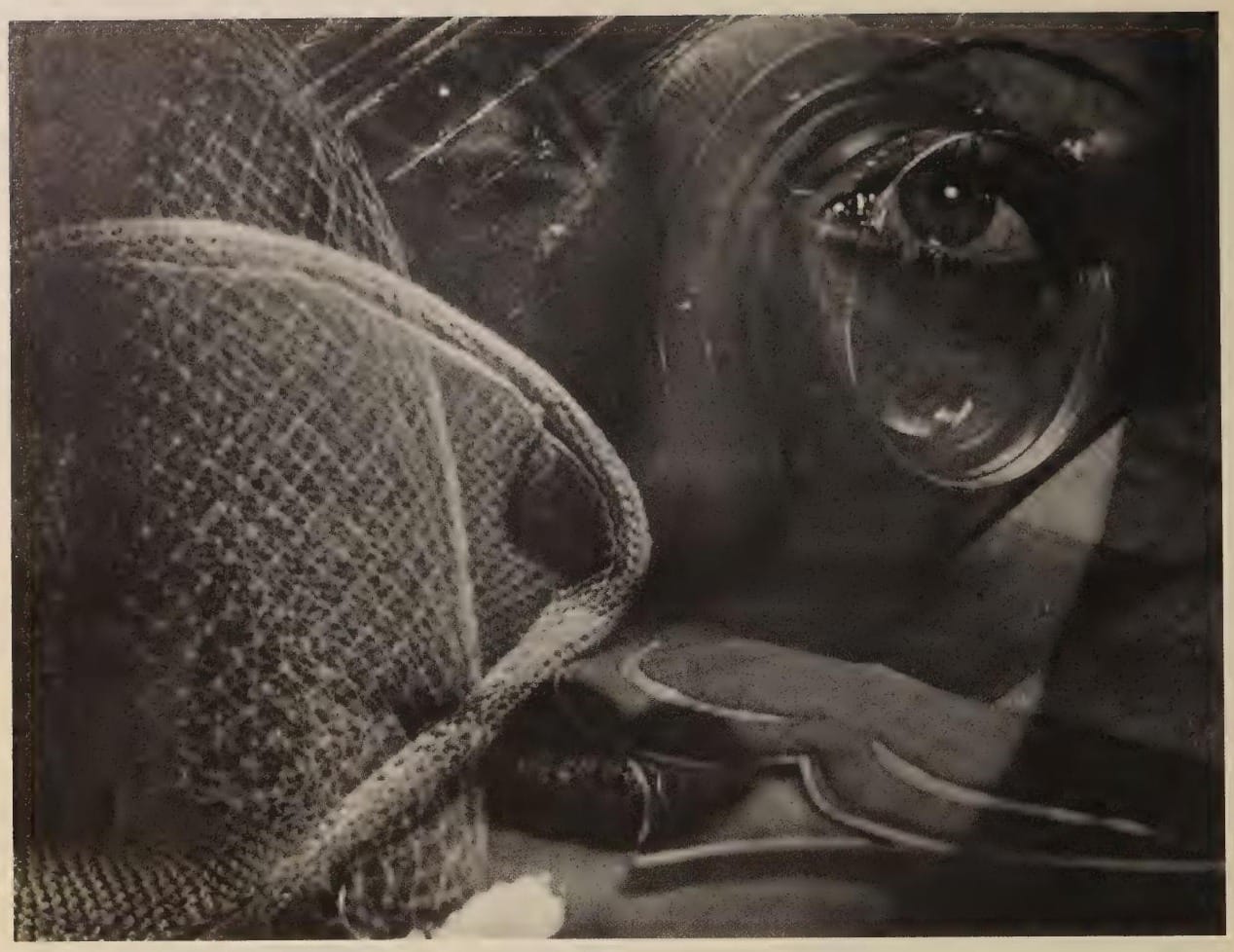 Visage déformé derrière une trame, photographie de Man Ray publiée en 1934