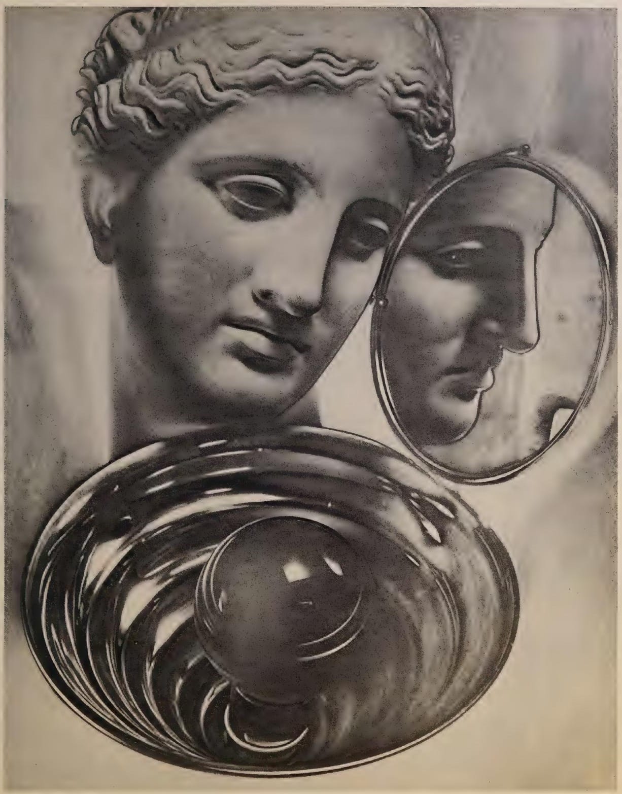 Statue antique, miroir et objet de verre, photographie de Man Ray publiée en 1934
