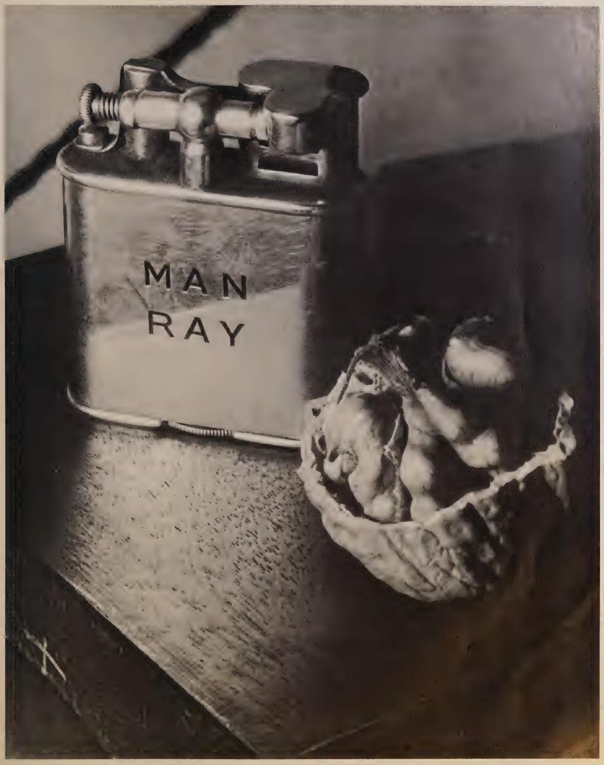 Briquet marqué Man Ray et coquillage, photographie de Man Ray publiée en 1934