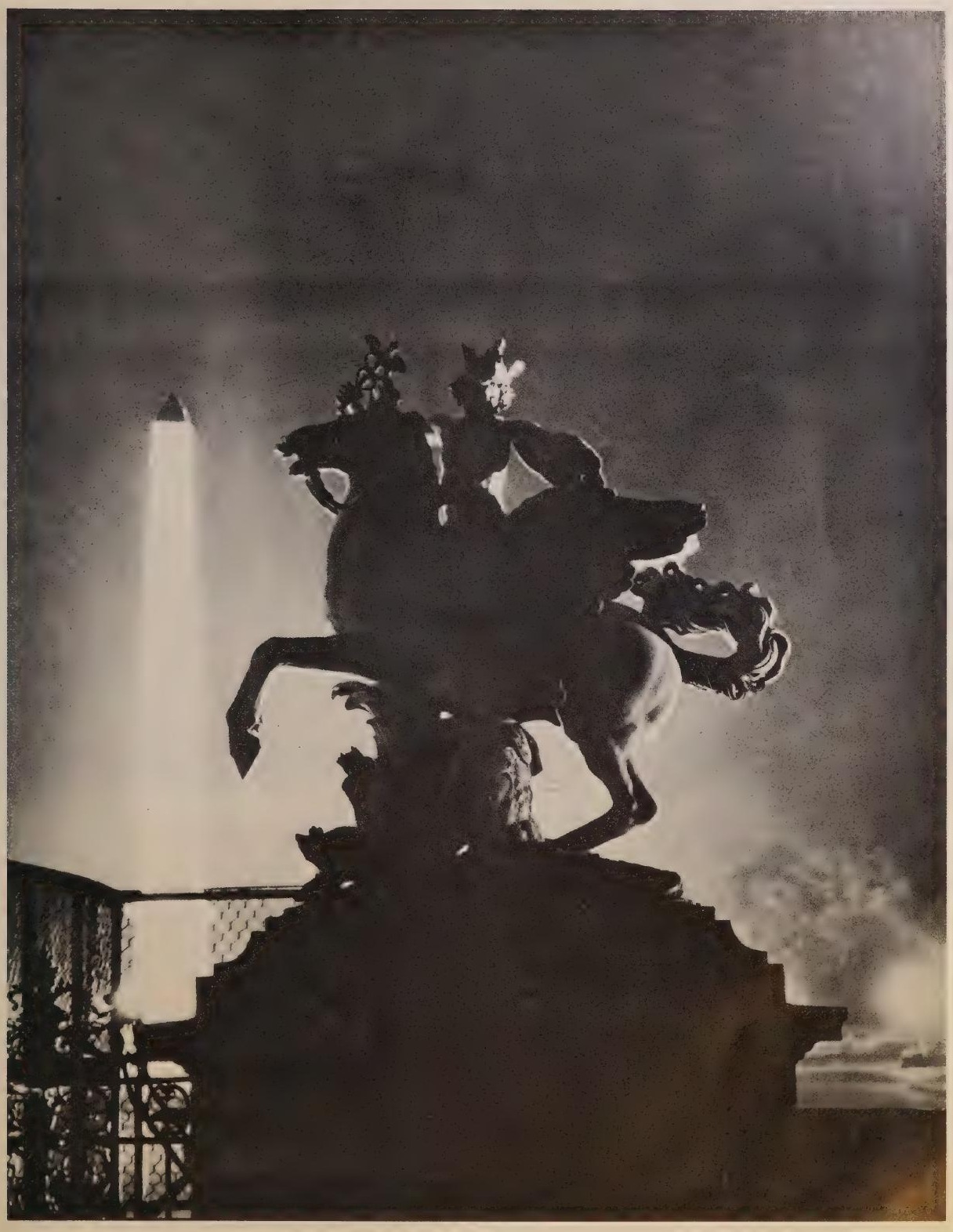 Sculpture urbaine en contre-jour, photographie de Man Ray publiée en 1934