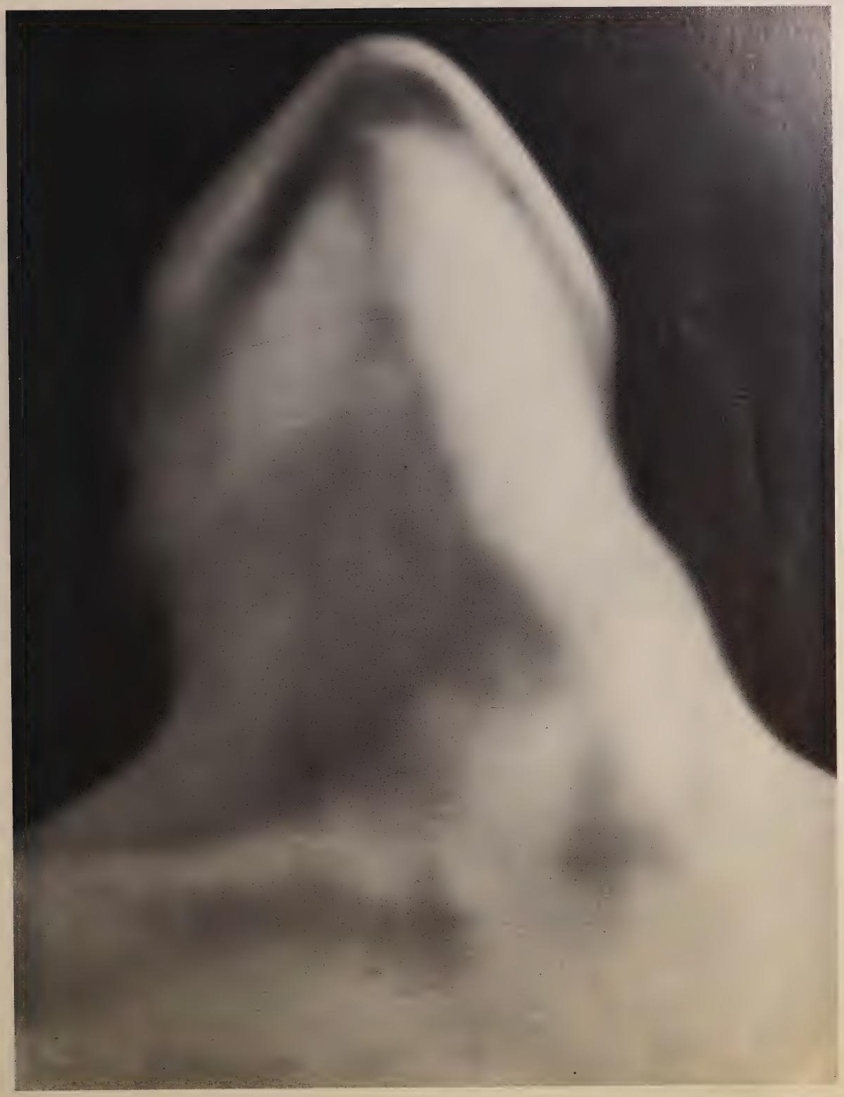 Corps féminin rendu flou, photographie de Man Ray publiée en 1934