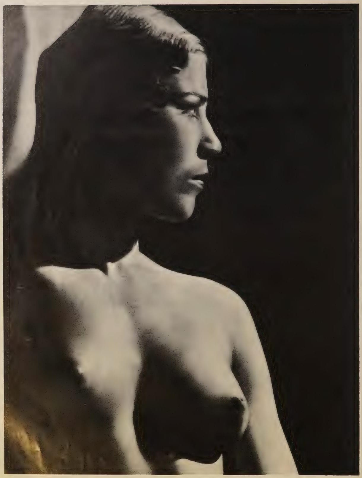Nu féminin en profil sculptural, photographie de Man Ray publiée en 1934