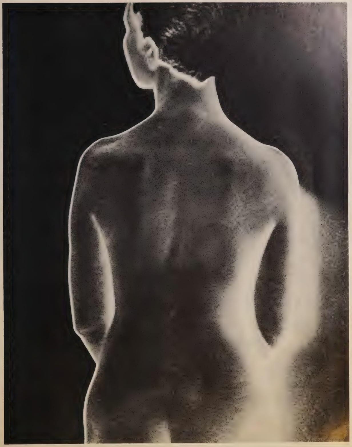 Dos féminin solarisé, photographie de Man Ray publiée en 1934