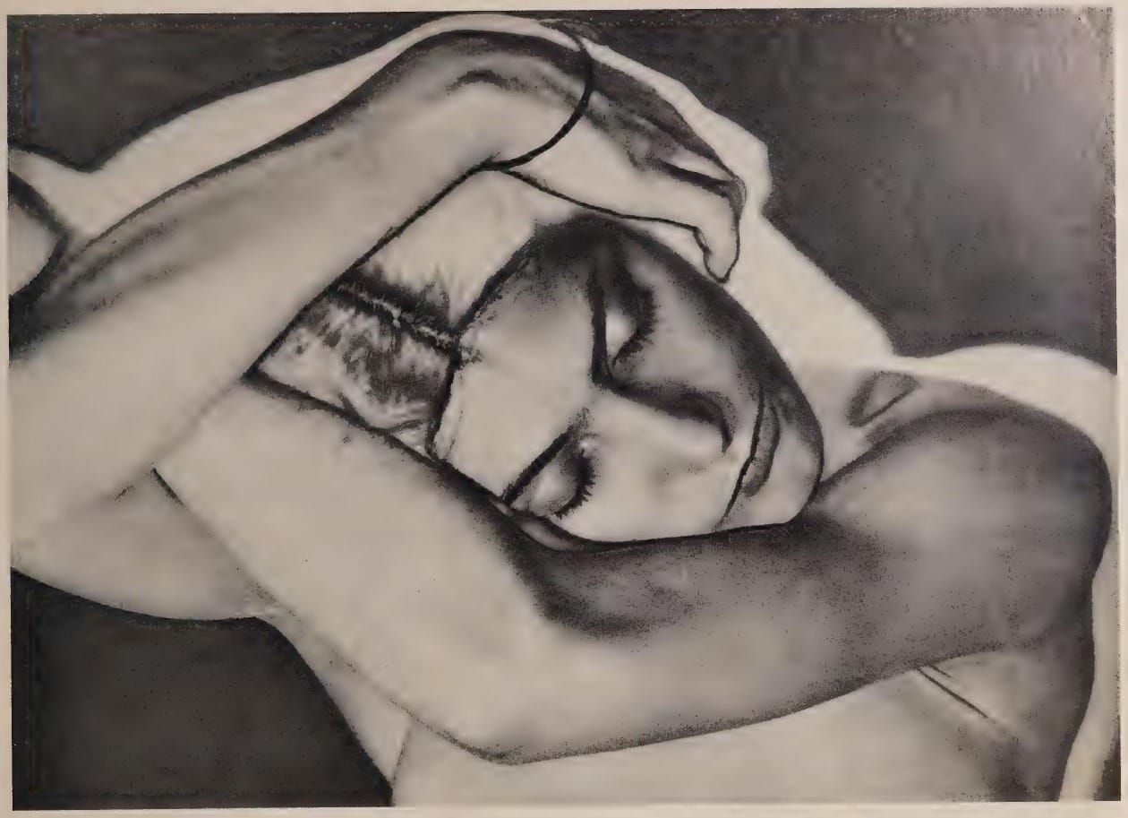 Visage encadré par les bras, photographie de Man Ray publiée en 1934