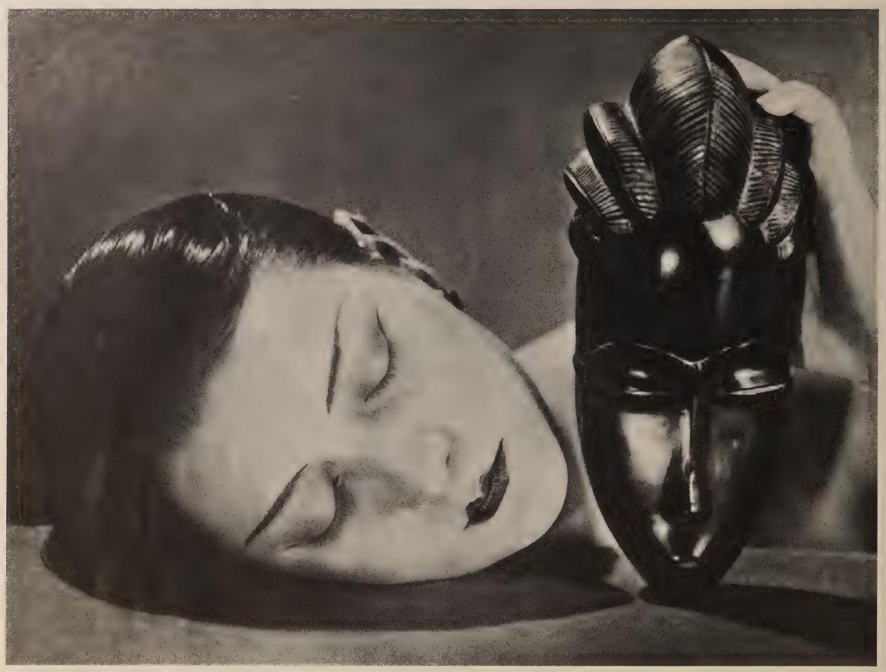 Visage féminin et masque, photographie de Man Ray publiée en 1934