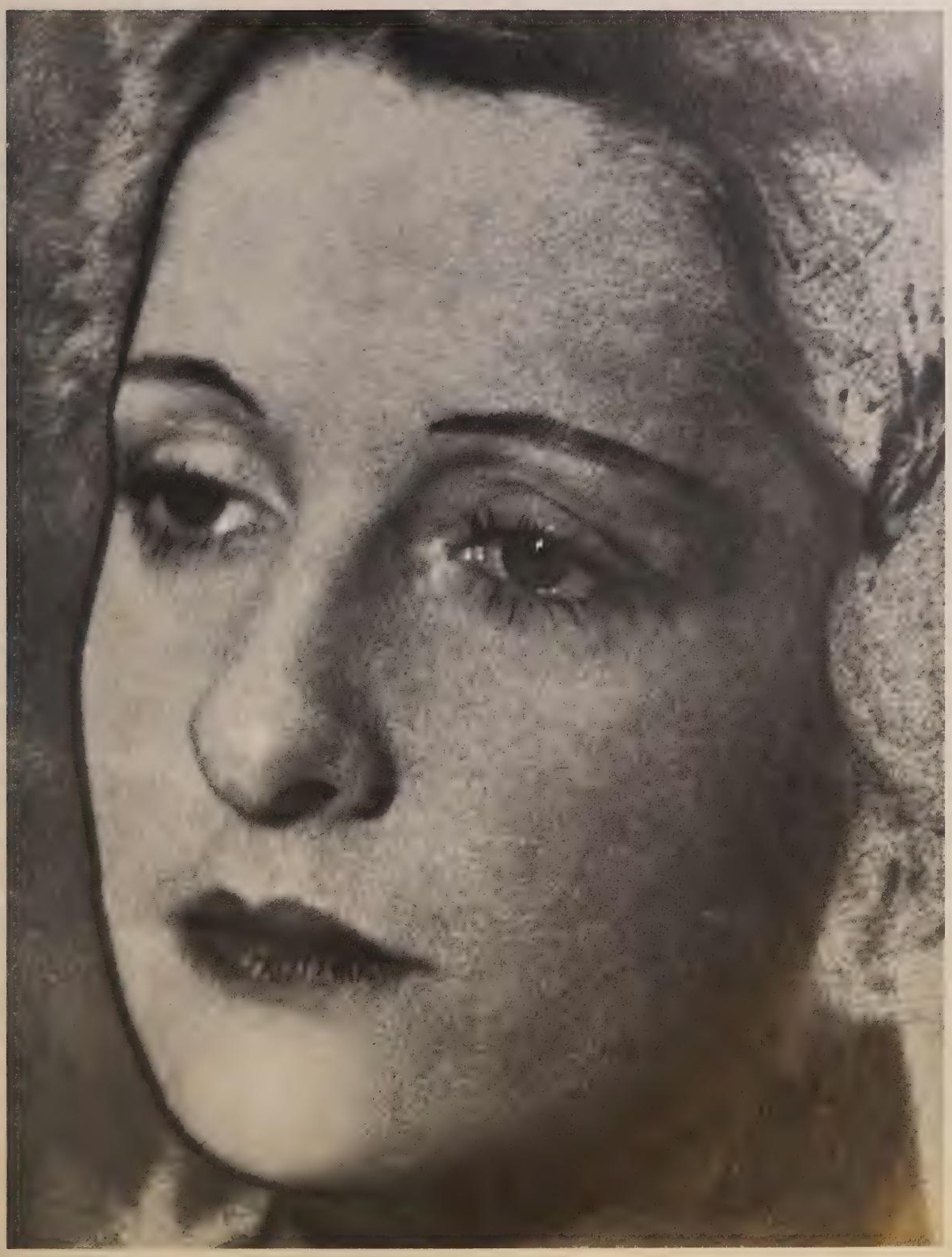Portrait féminin frontal, photographie de Man Ray publiée en 1934
