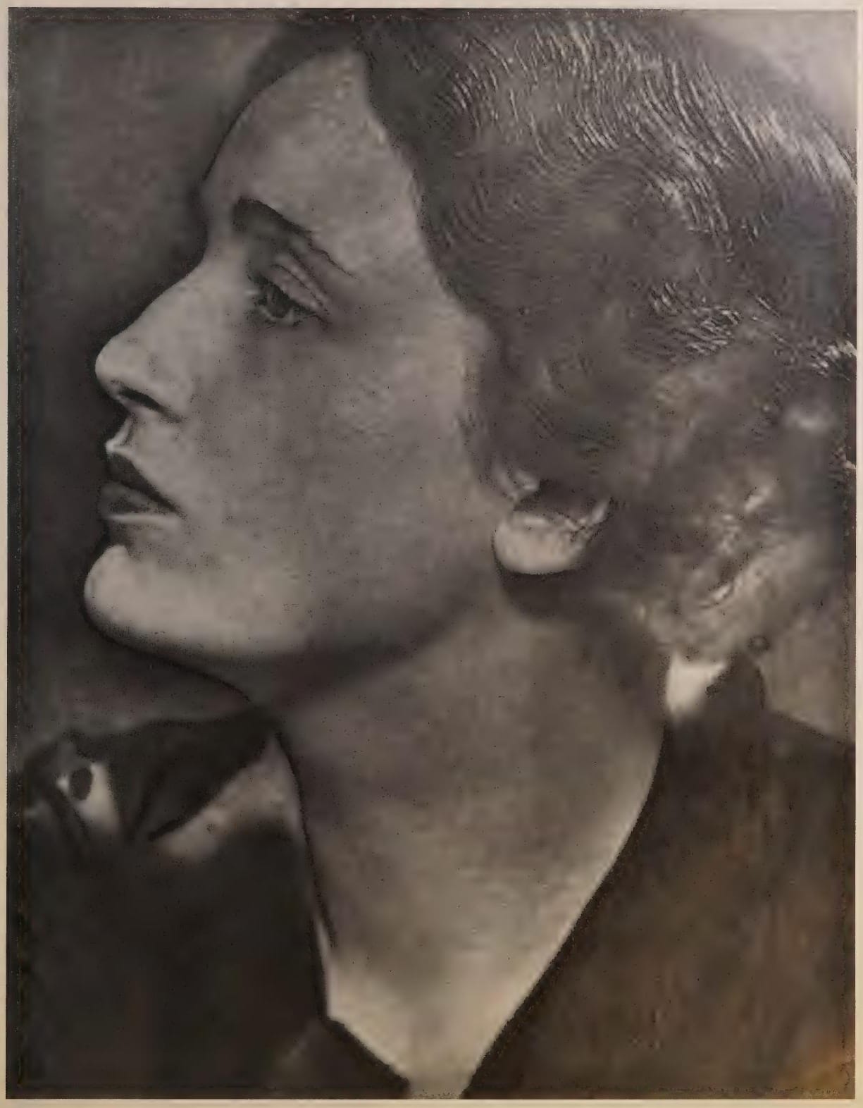 Portrait féminin au regard levé, photographie de Man Ray publiée en 1934