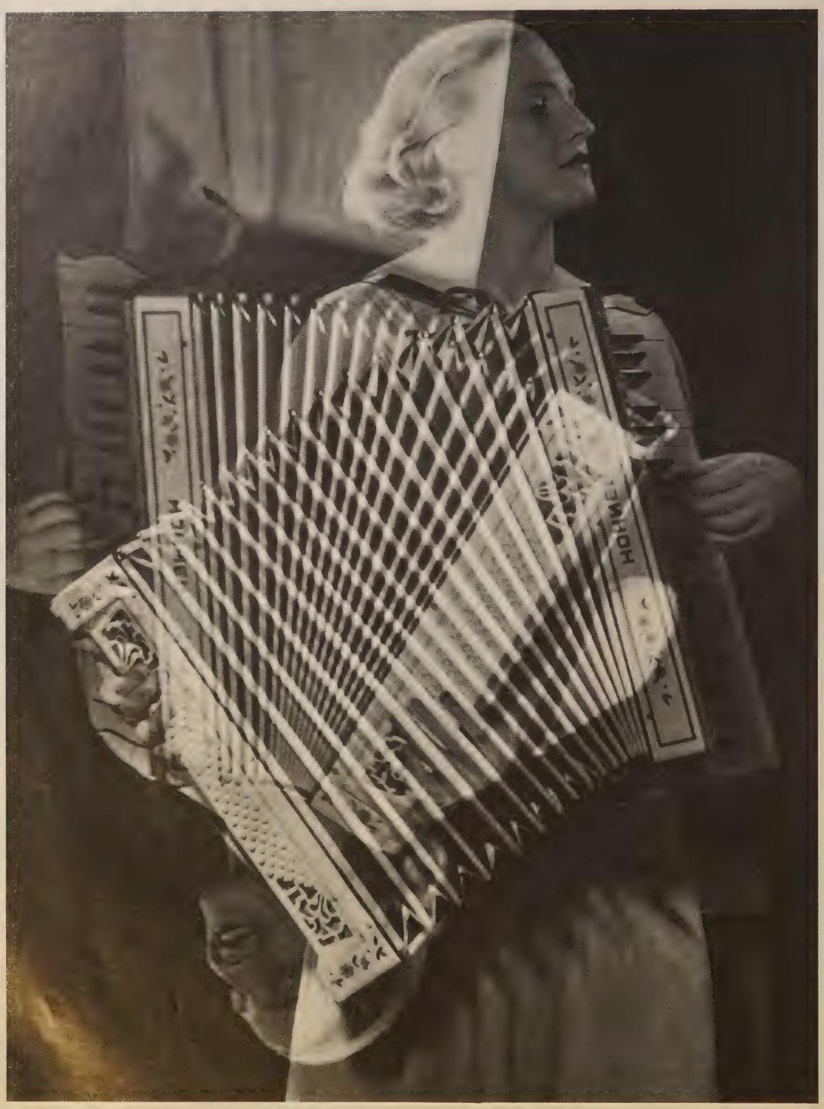 Femme jouant de l’accordéon, photographie de Man Ray publiée en 1934