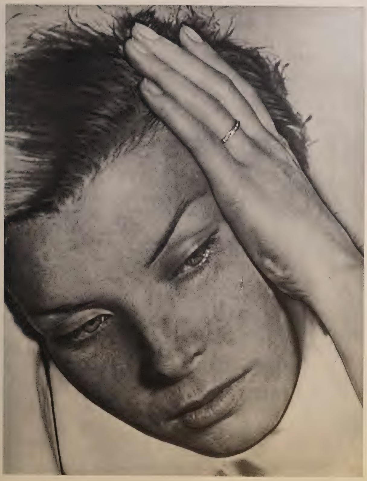 Portrait féminin, main sur le front, photographie de Man Ray publiée en 1934