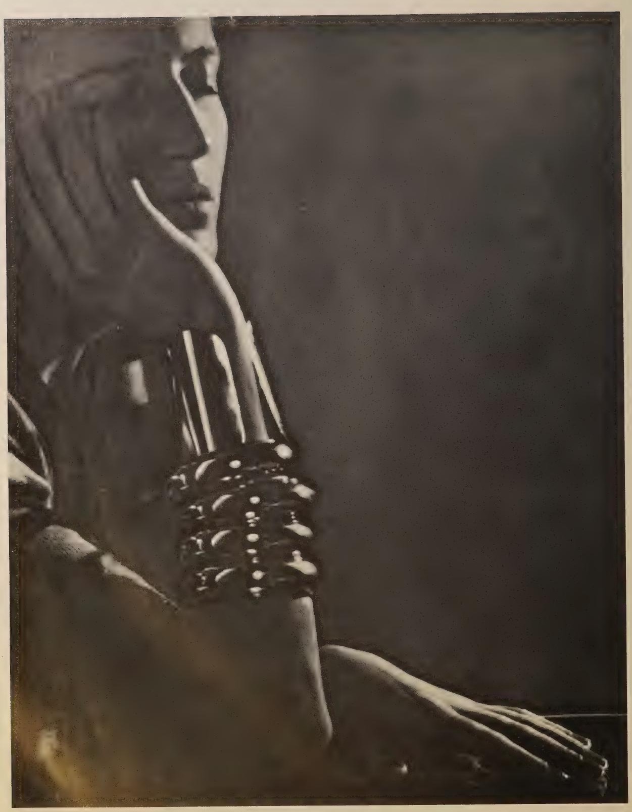 Profil féminin avec bijoux, photographie de Man Ray publiée en 1934