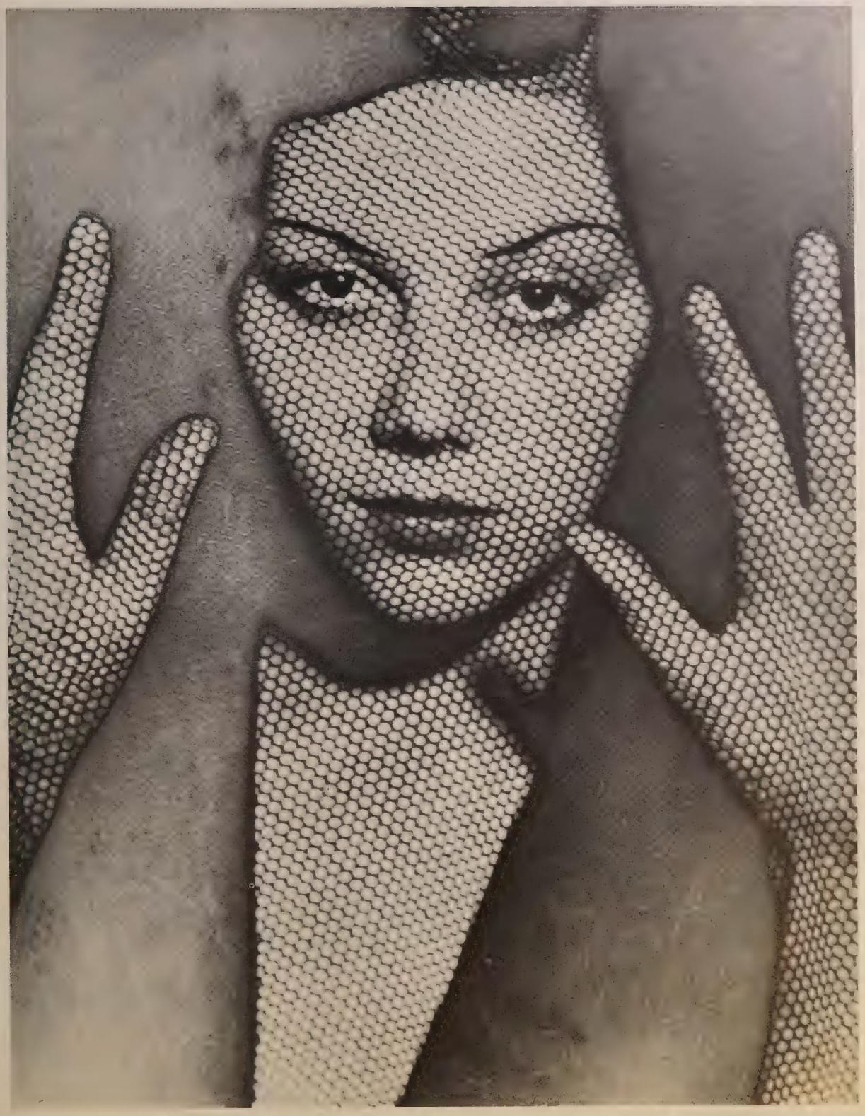 Portrait de mode derrière une résille, photographie de Man Ray publiée en 1934