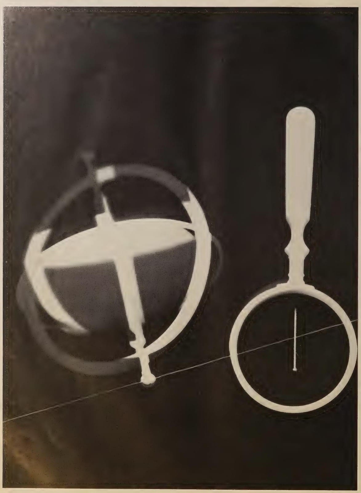 Rayographie d’objets circulaires, photographie de Man Ray publiée en 1934