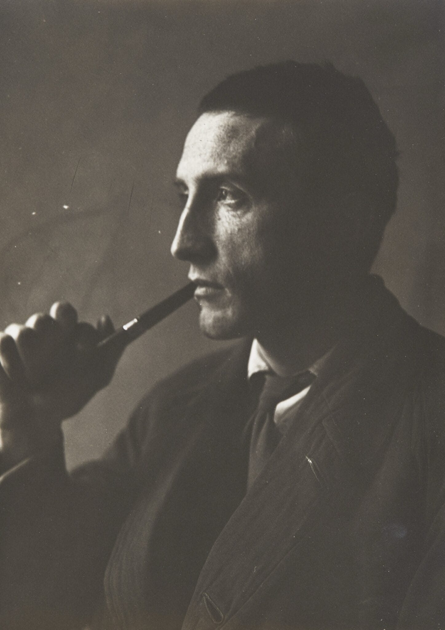 Portrait de Marcel Duchamp fumant la pipe, photographie de Man Ray, 1916