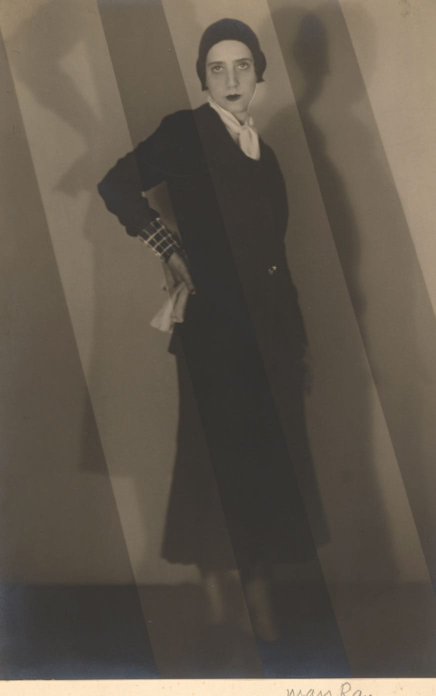 Portrait d’Elsa Schiaparelli devant des bandes de lumière, photographie de Man Ray, 1930