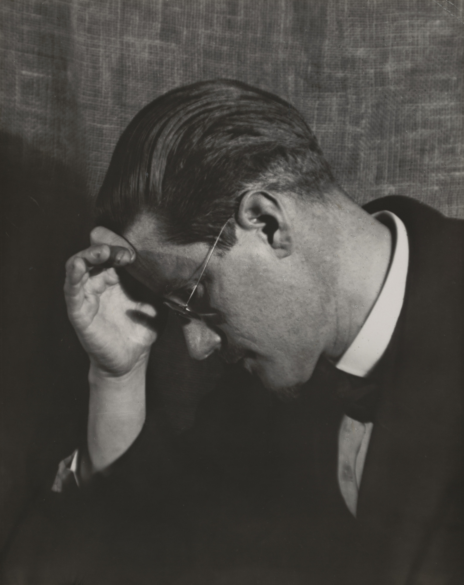 Portrait de James Joyce, la main devant les yeux, photographie de Man Ray, 1922