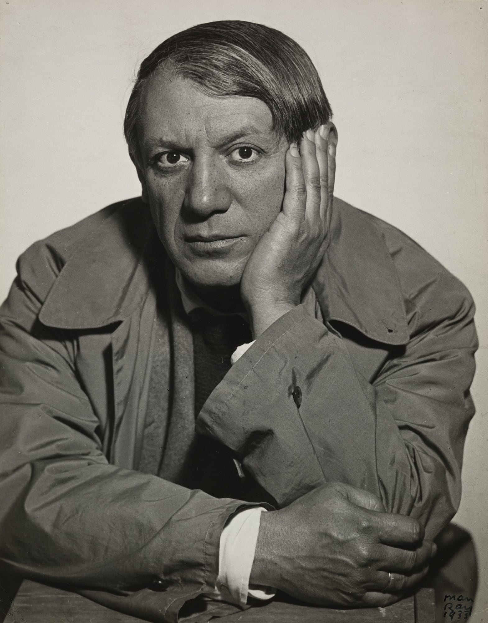 Portrait de Pablo Picasso, la joue posée sur la main, photographie de Man Ray, 1933