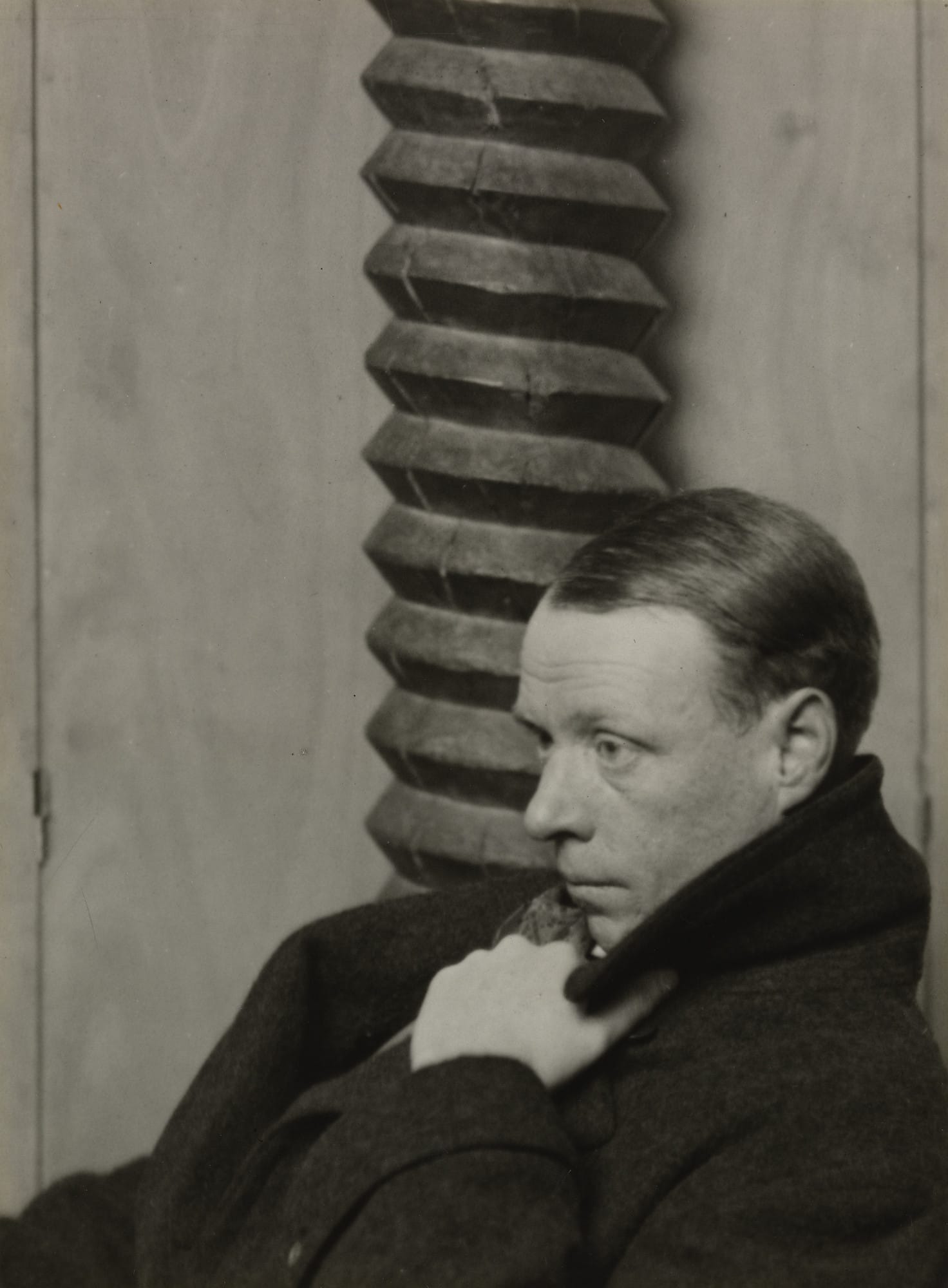 Portrait de Sinclair Lewis devant une sculpture en spirale, photographie de Man Ray, 1927