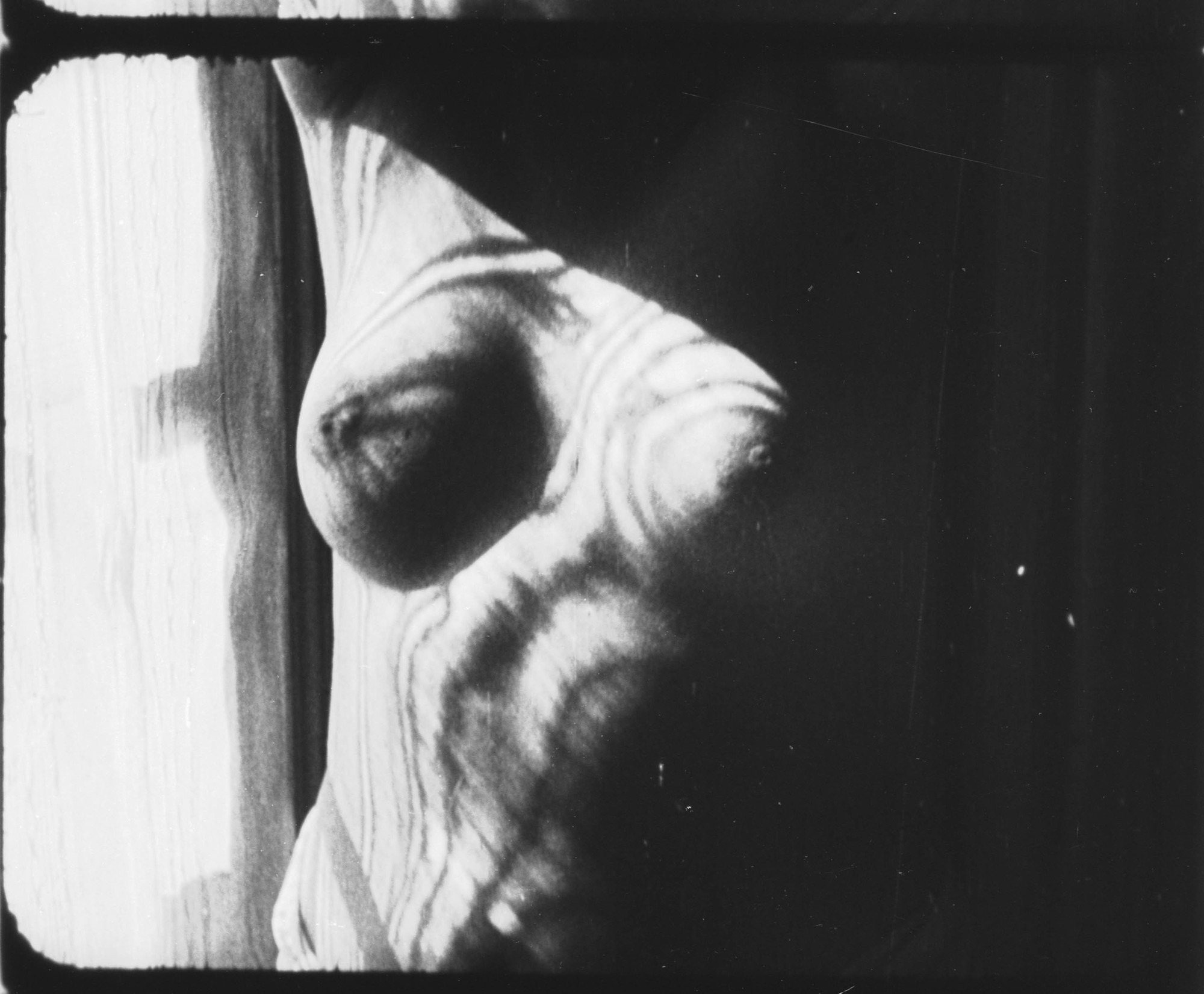 Photogramme du film Le Retour à la raison de Man Ray, 1923 : un torse rayé par des bandes de lumière