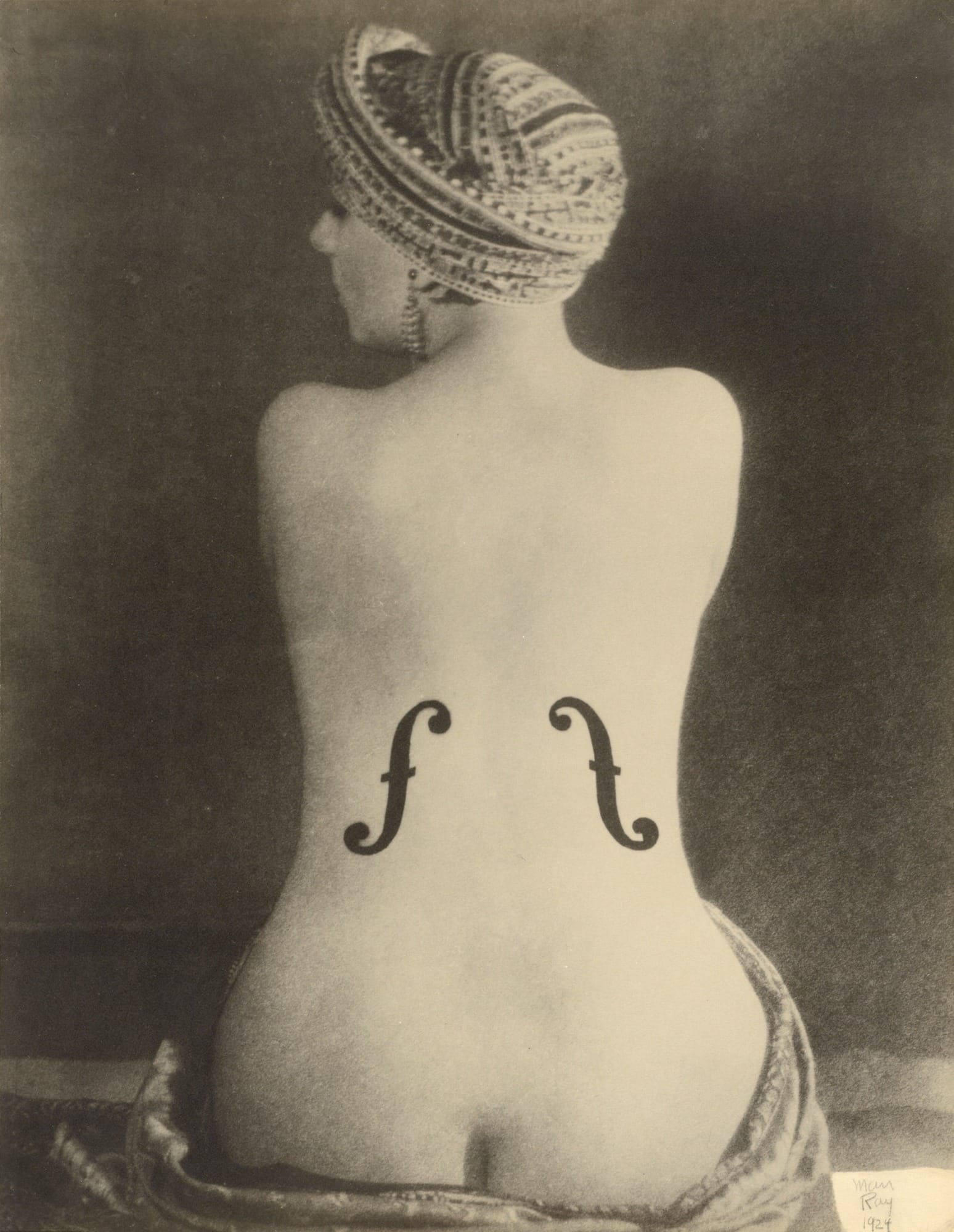Le Violon d’Ingres : dos féminin coiffé d’un turban, marqué de deux ouïes de violon, photographie de Man Ray, 1924