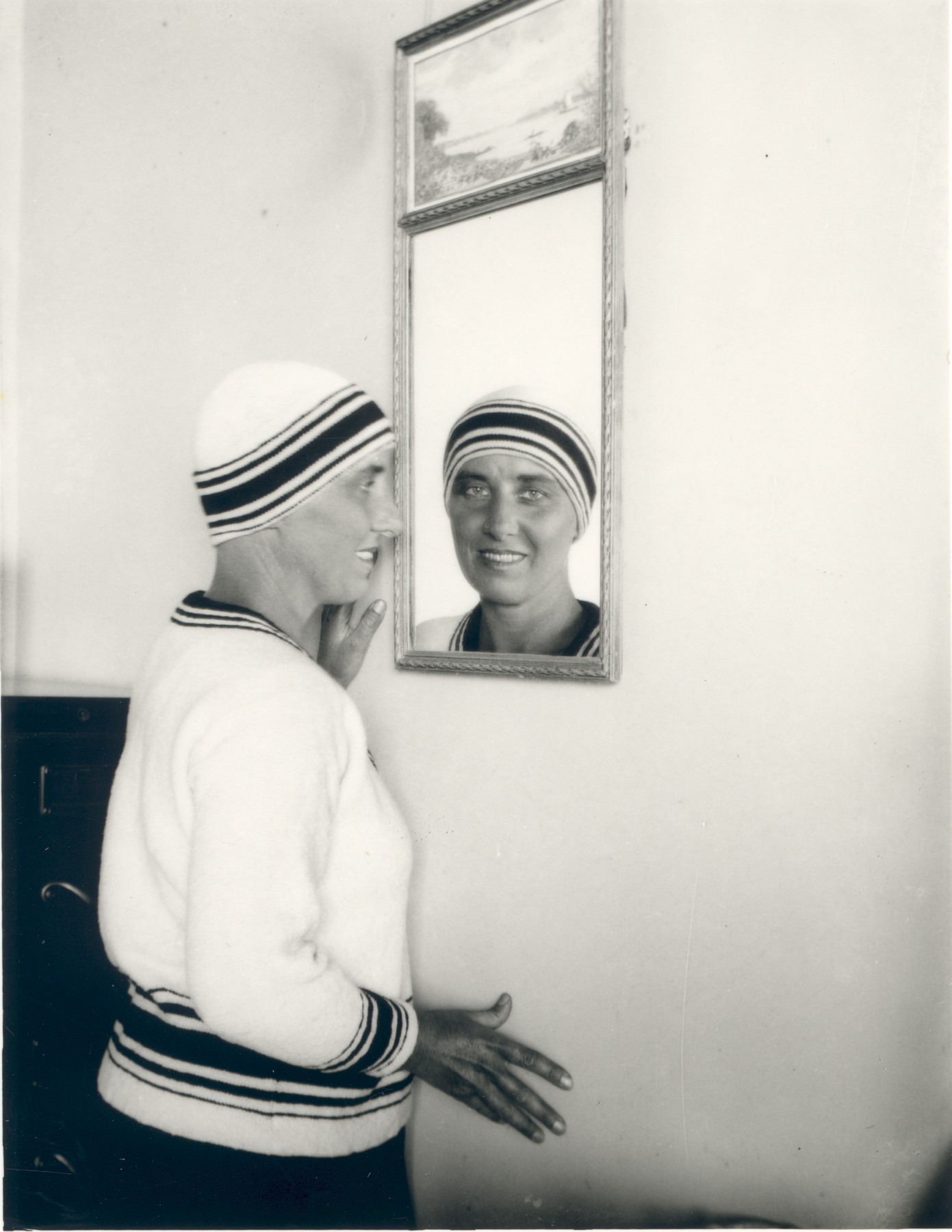 Marcel Moore se regardant dans un miroir