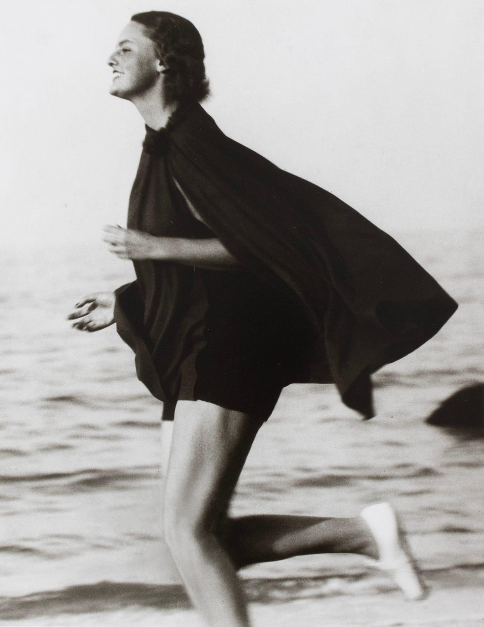 Lucile Brokaw courant sur la plage, photographiée en mouvement par Martin Munkacsi