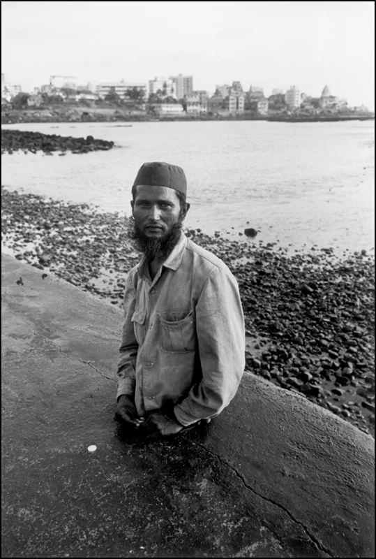 Mary Ellen Mark, Legless Beggar, Bombay, India, 1973