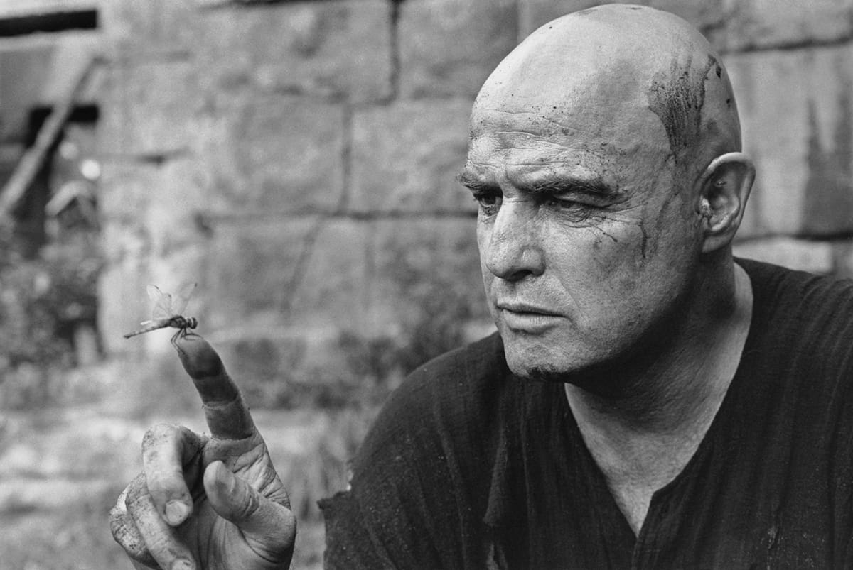 Marlon Brando fasciné par une libellule sur le tournage d'Apocalypse Now, 1976, par Mary Ellen Mark