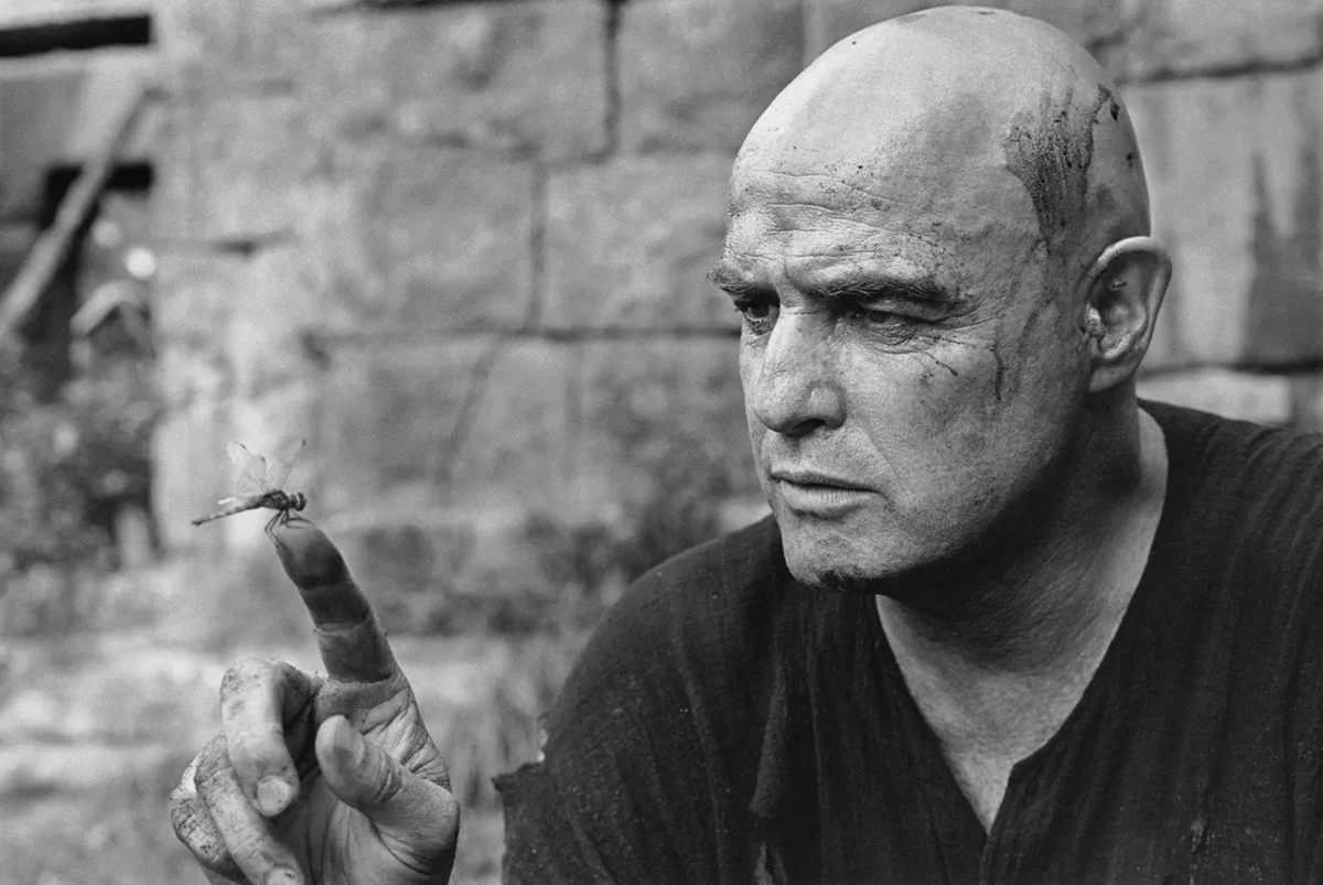 Marlon Brando fasciné par une libellule sur le tournage d'Apocalypse Now, 1976, par Mary Ellen Mark