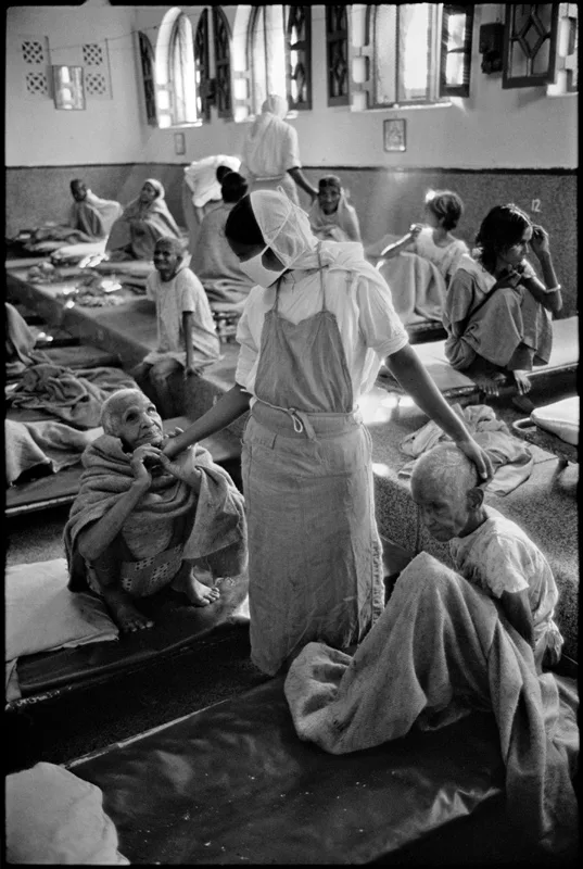 Mary Ellen Mark, Home for the Dying, Calcutta, India, 1980
