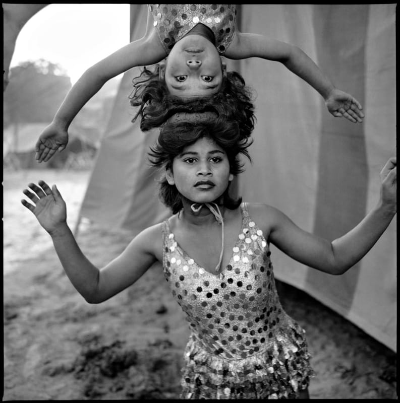 Mary Ellen Mark, Acrobats Rehearsing Their Act at Great Golden Circus, Ahmedabad, 1989