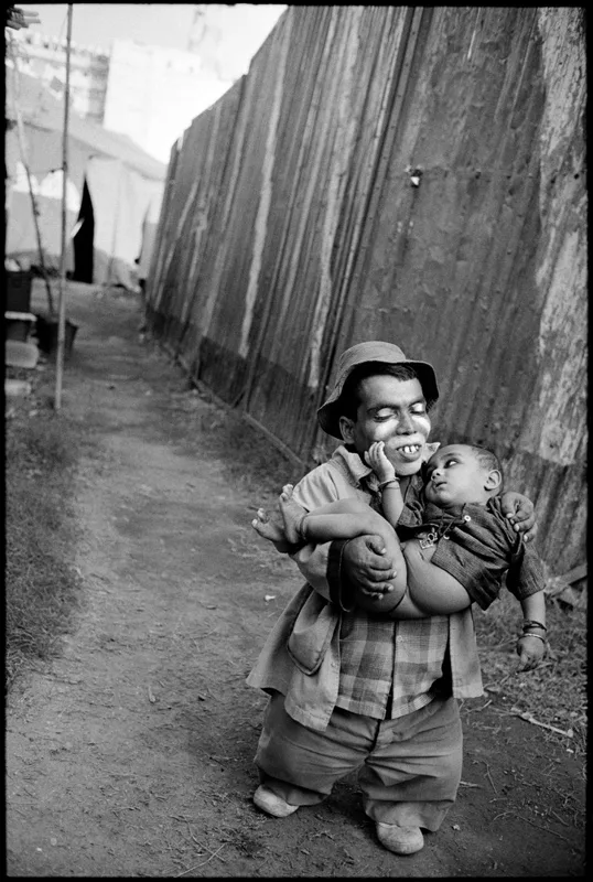 Mary Ellen Mark, Usman with His Son, Jumbo Circus, Bombay, 1992
