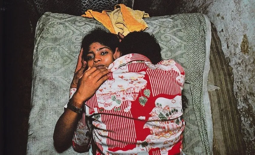 Deux femmes allongées dans une chambre de Falkland Road, Bombay, 1978, par Mary Ellen Mark
