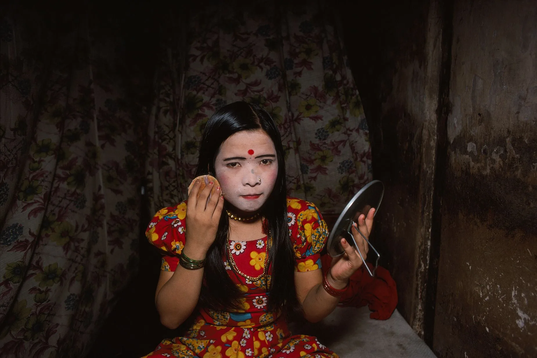Mary Ellen Mark, Falkland Road, Bombay, India, 1978, woman powdering her face