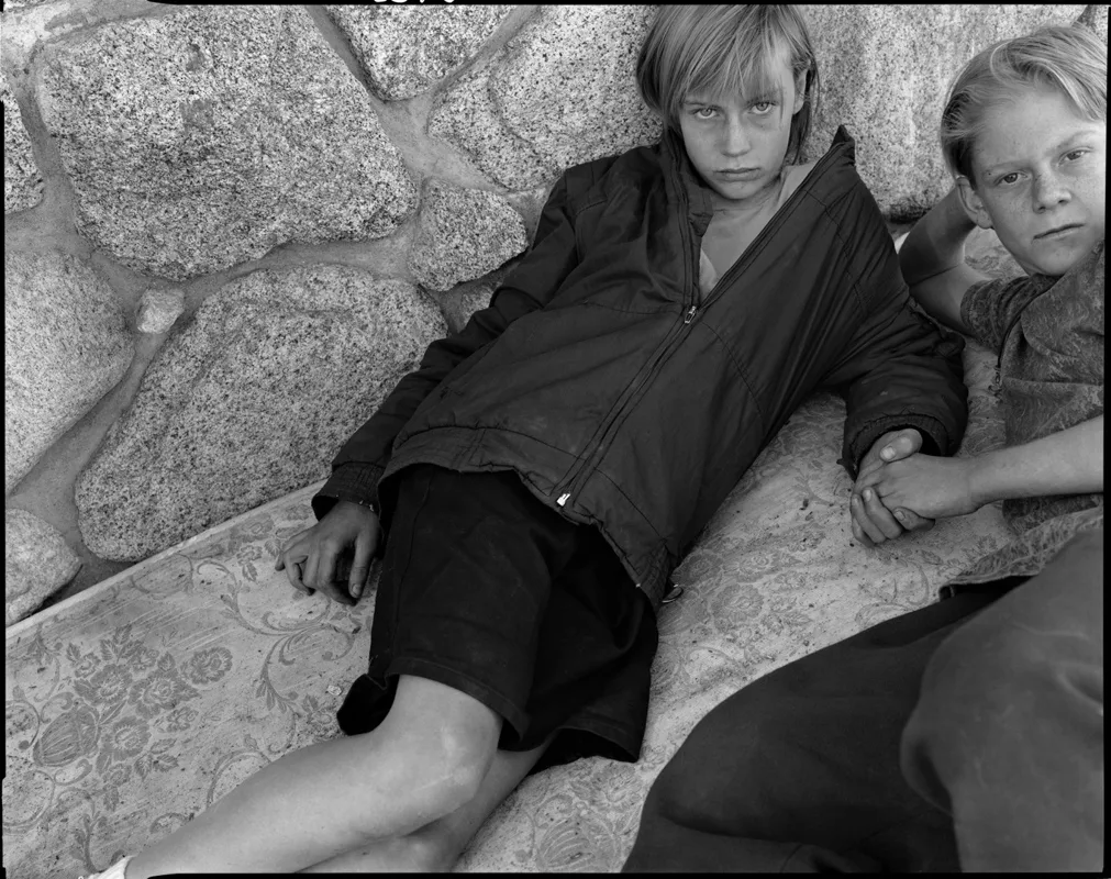 Mary Ellen Mark, Chrissy Damm and Adam Johnson, Llano, California, 1994