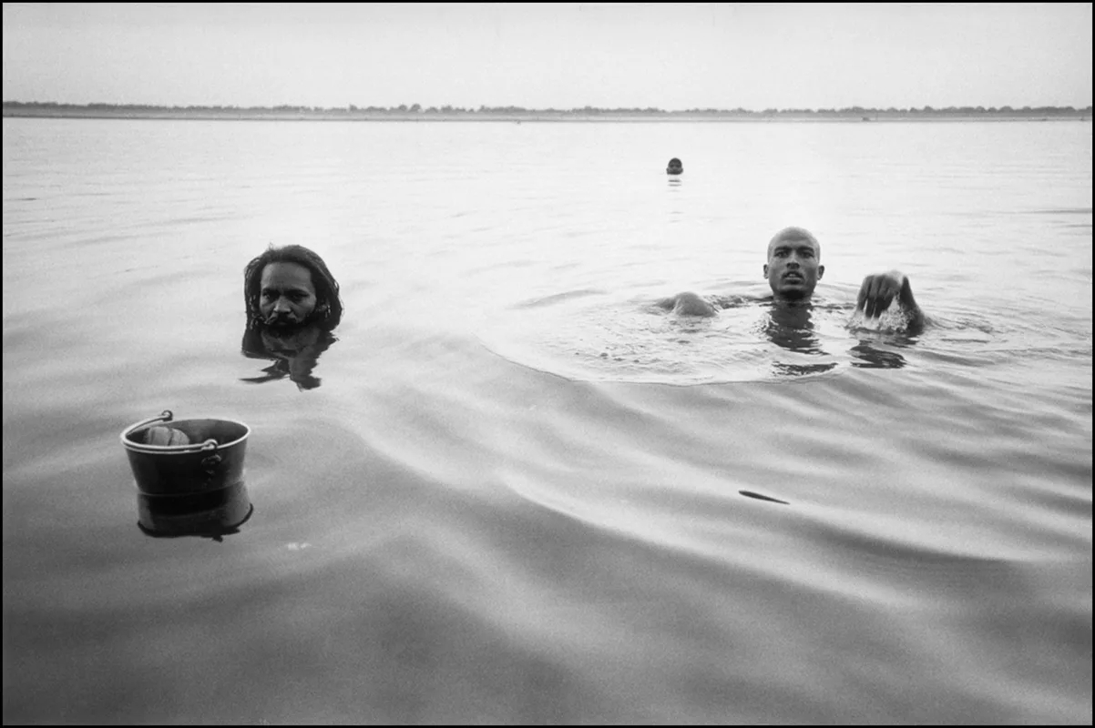 Mary Ellen Mark, Bathers In The Ganges, India, 1971