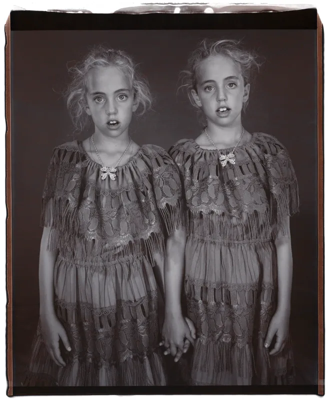 Mary Ellen Mark, Heather and Kelsey Dietrick, 7 years old, Kelsey older by 66 minutes, Twinsburg, Ohio, 2002
