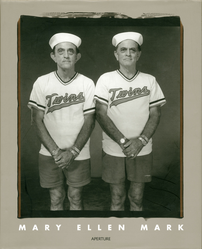Couverture du livre Twins de Mary Ellen Mark, Aperture, 2003