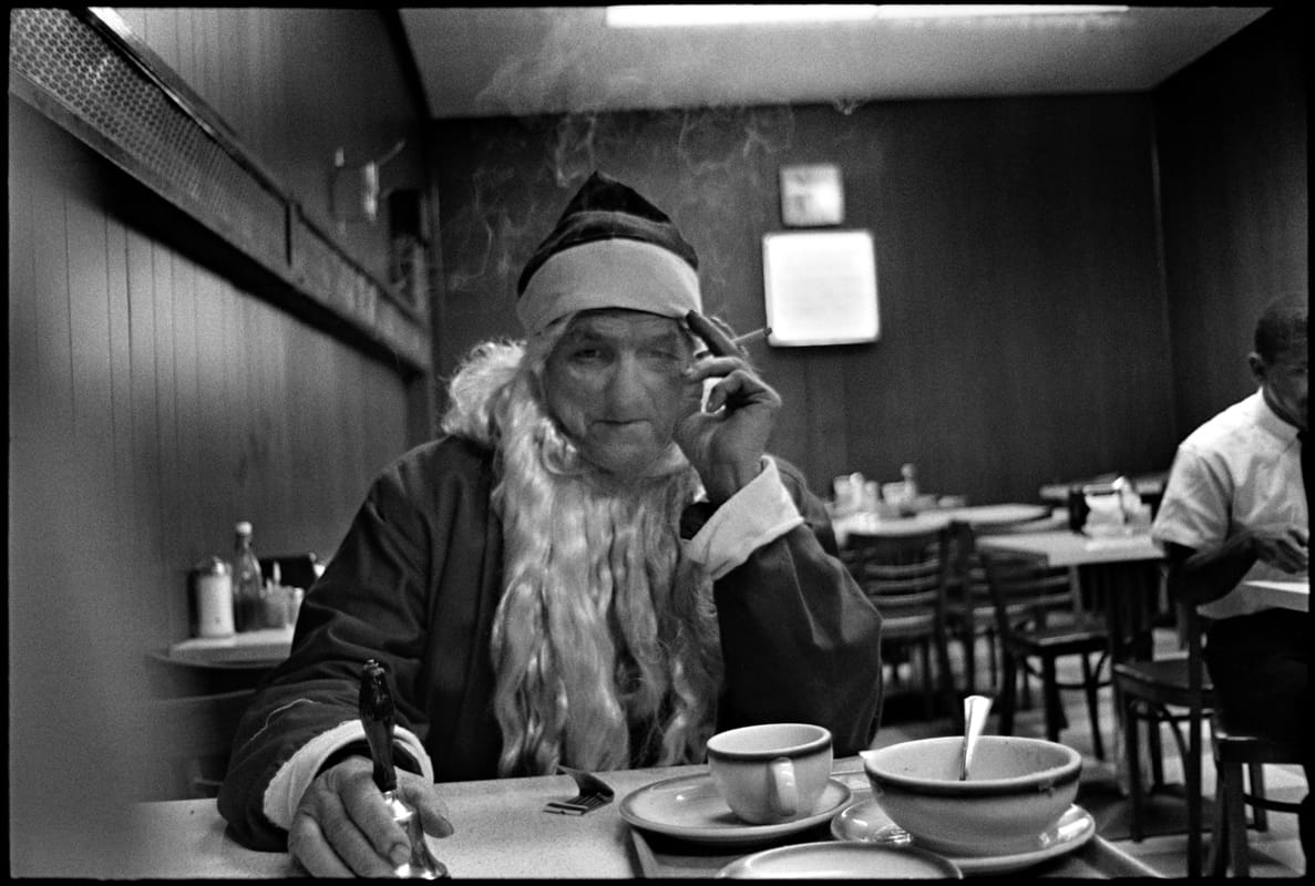Mary Ellen Mark, Santa Claus at lunch, New York City, 1963