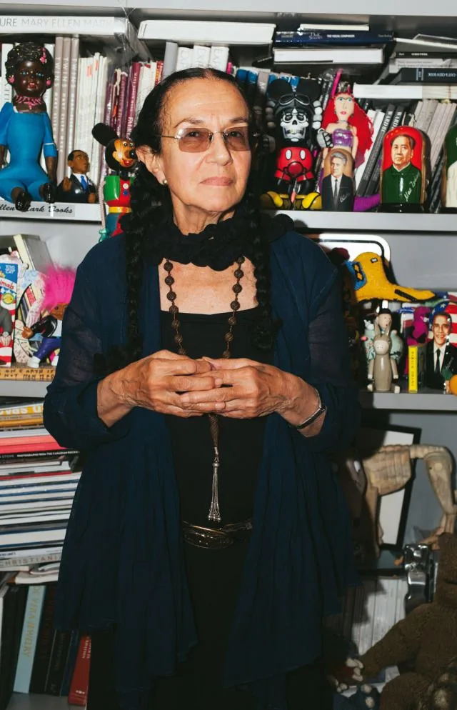 Mary Ellen Mark dans son atelier new-yorkais, entourée de son archive
