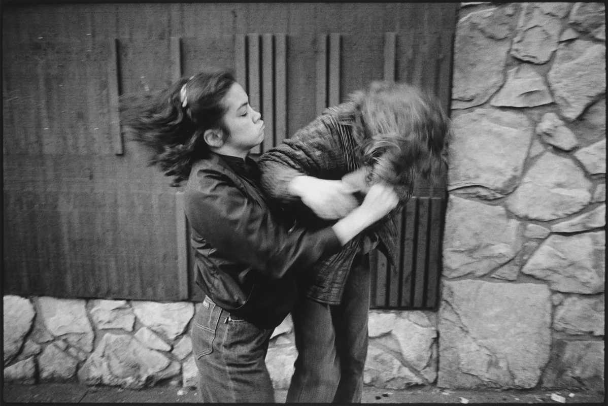 Mary Ellen Mark, Patti fighting, Seattle, 1983