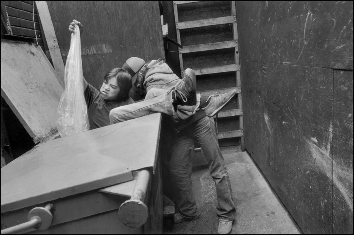 Mary Ellen Mark, Rat and Mike dumpster diving, Seattle, Washington, 1983