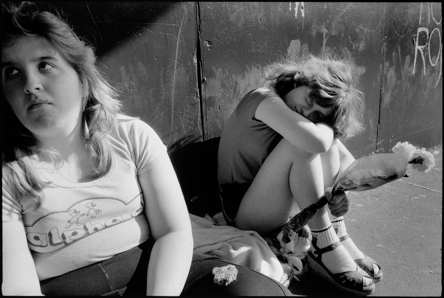 Deux adolescentes fugueuses assises sur le trottoir de Pike Street, Seattle, 1983, par Mary Ellen Mark