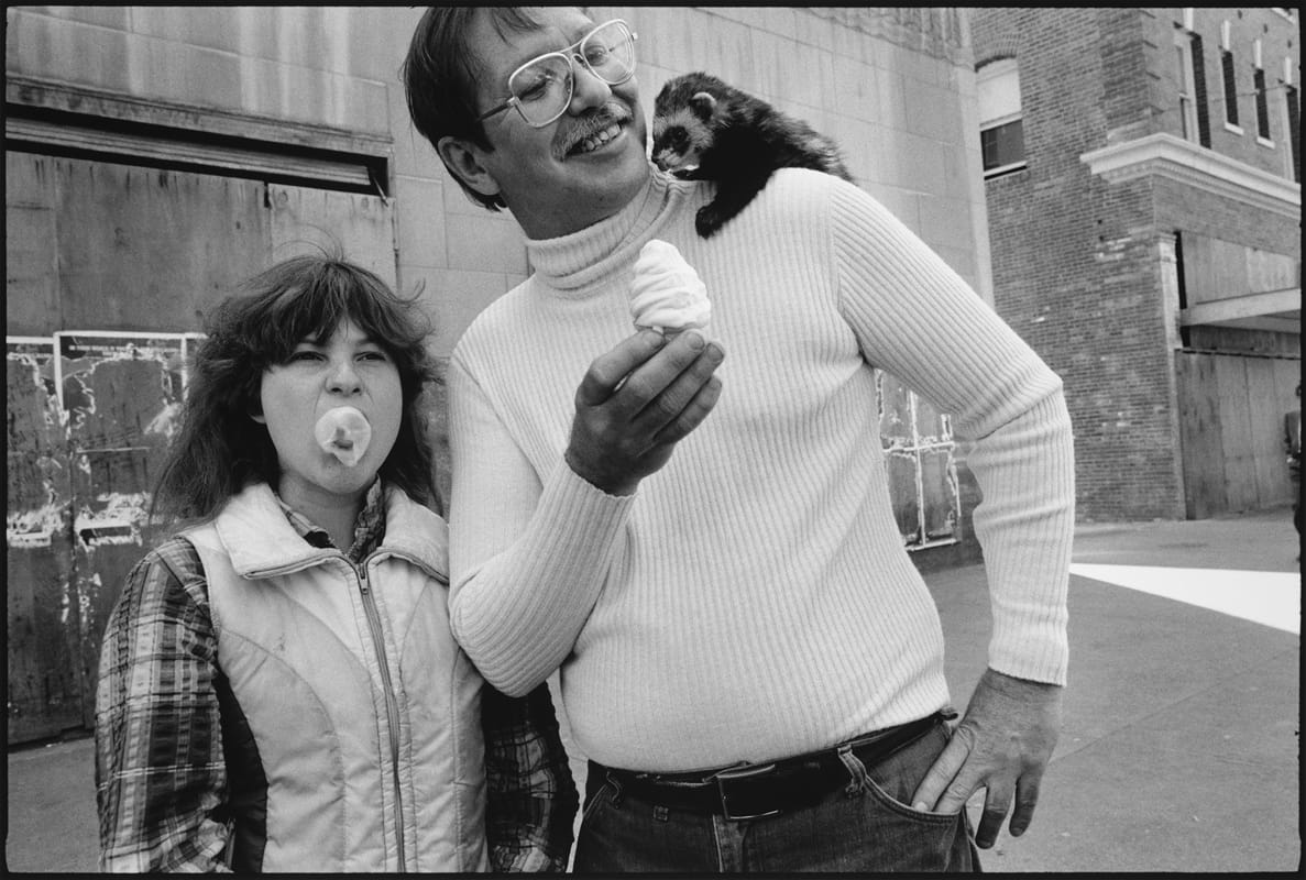 Mary Ellen Mark, Laurie and the Ferret Man on Pike Street, Seattle, Washington, 1983