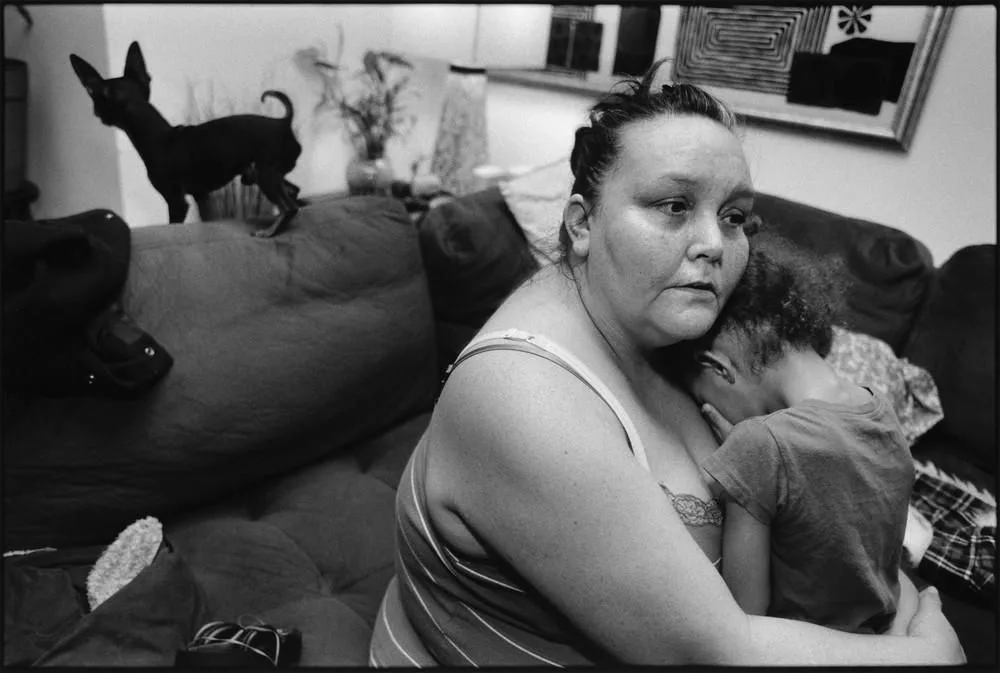 Erin Blackwell adulte chez elle avec un enfant, Seattle, par Mary Ellen Mark