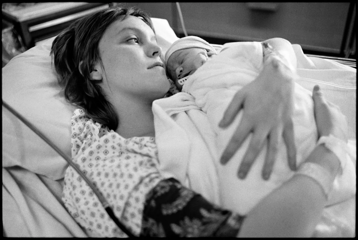 Mary Ellen Mark, Tiny holding baby Daylon, Seattle, 1986