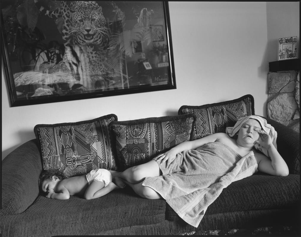 Mary Ellen Mark, Rayshon and Tiny on the couch, Seattle, 1999