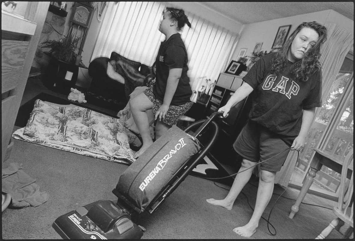 Mary Ellen Mark, Tiny vacuuming the living room, Seattle, 1999