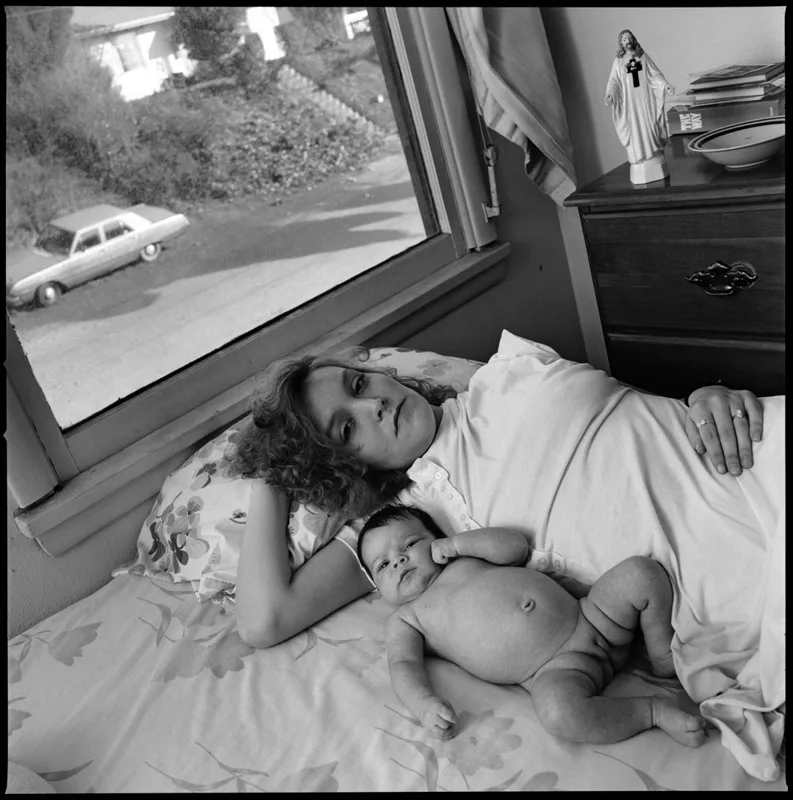Mary Ellen Mark, Tiny and Keanna lying in bed. Seattle, 1990