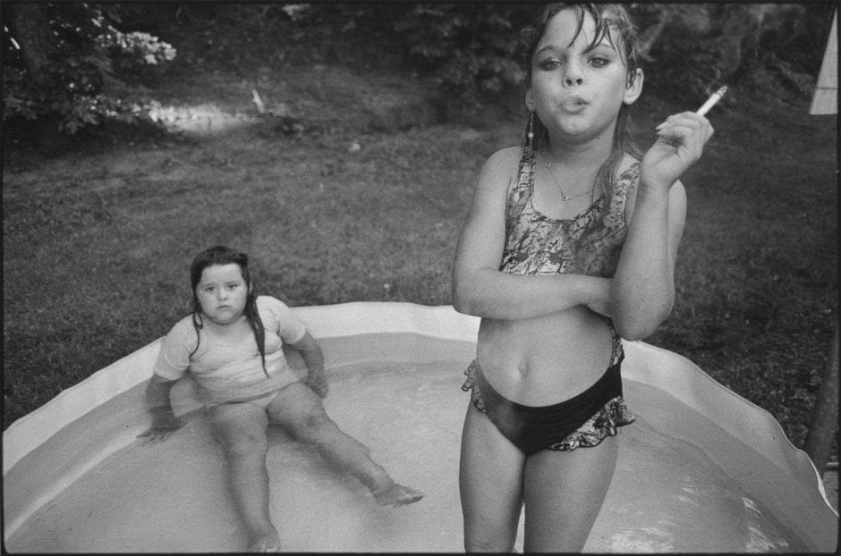 Amanda et sa cousine Amy dans une piscine gonflable, Valdese, 1990, par Mary Ellen Mark